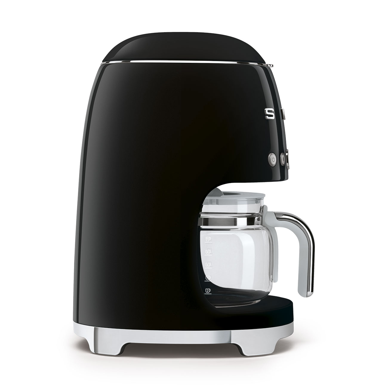 Schwarze Smeg Kaffeemaschine mit Glaskaraffe, Chromakzenten und weißem Hintergrund.