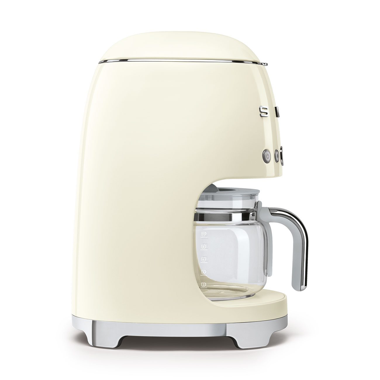 Eine cremefarbene Kaffeemaschine mit Glaskaraffe, Seitenansicht, auf weißem Hintergrund.