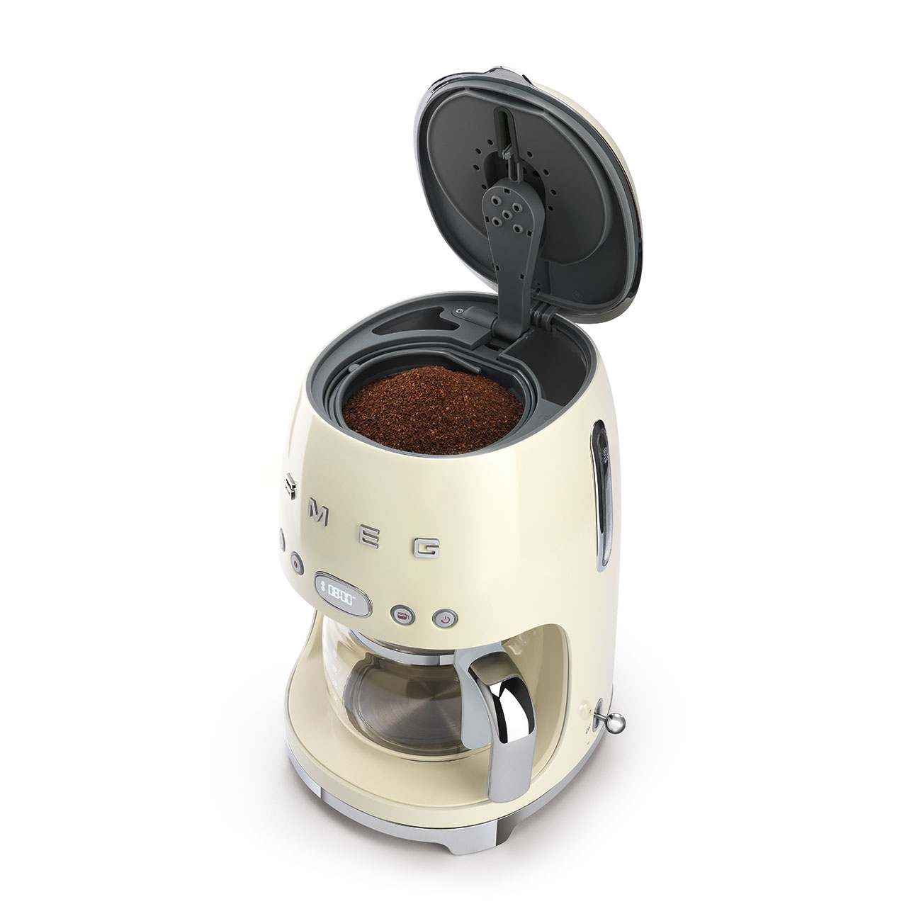 Cremefarbene Kaffeemaschine mit offenem Deckel, zeigt Kaffeepulver. Glaskanne darunter. Weißer Hintergrund.