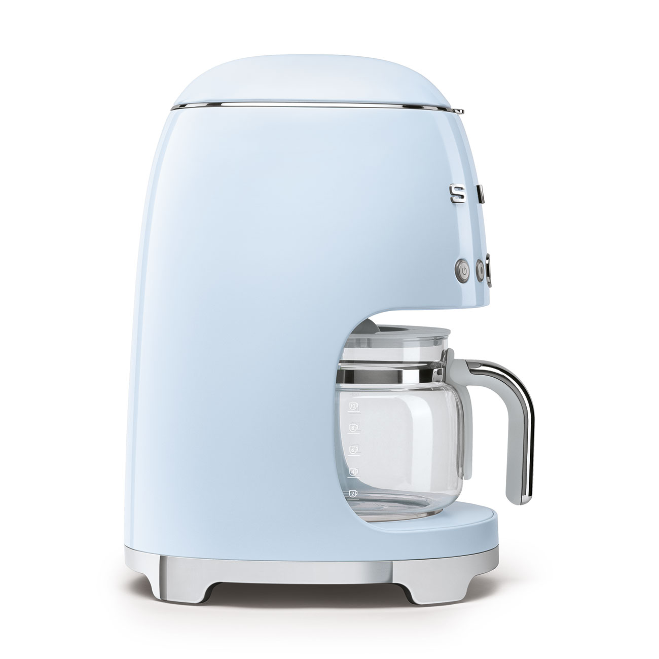 Hellblaue Smeg Kaffeemaschine mit Glaskaraffe. Die Maschine hat ein Retro-Design.