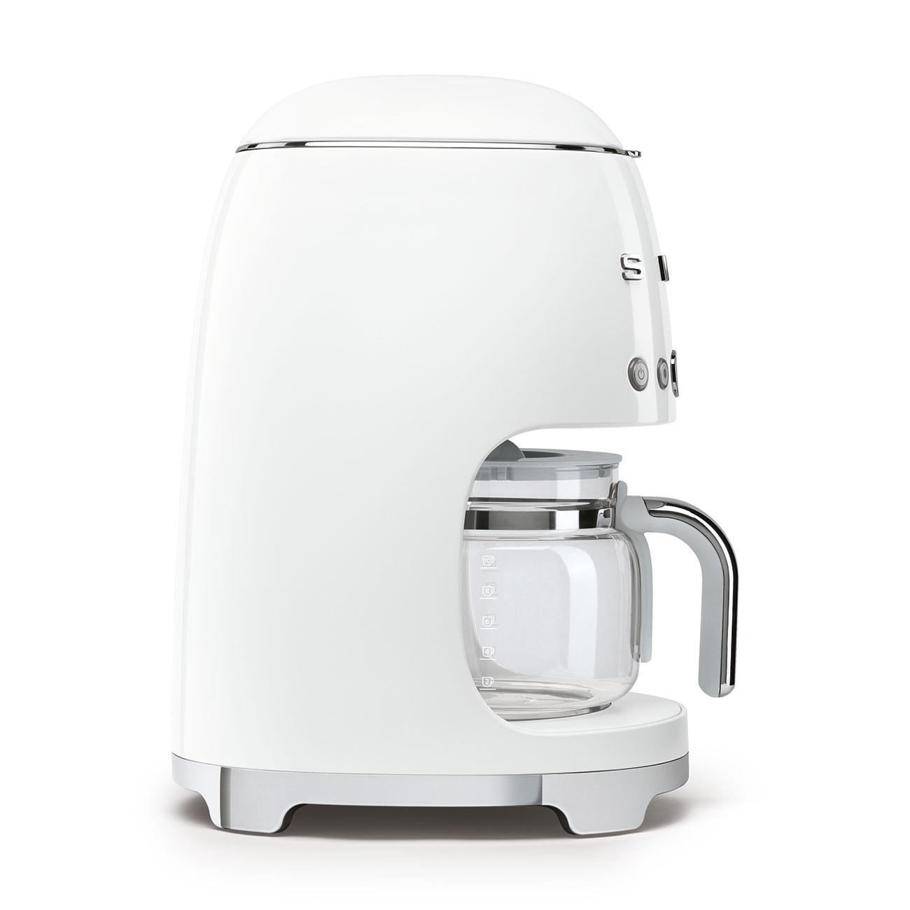 Weißer Smeg-Kaffeeautomat mit Glaskaraffe, Chromakzenten und seitlicher Wasserstandsanzeige.