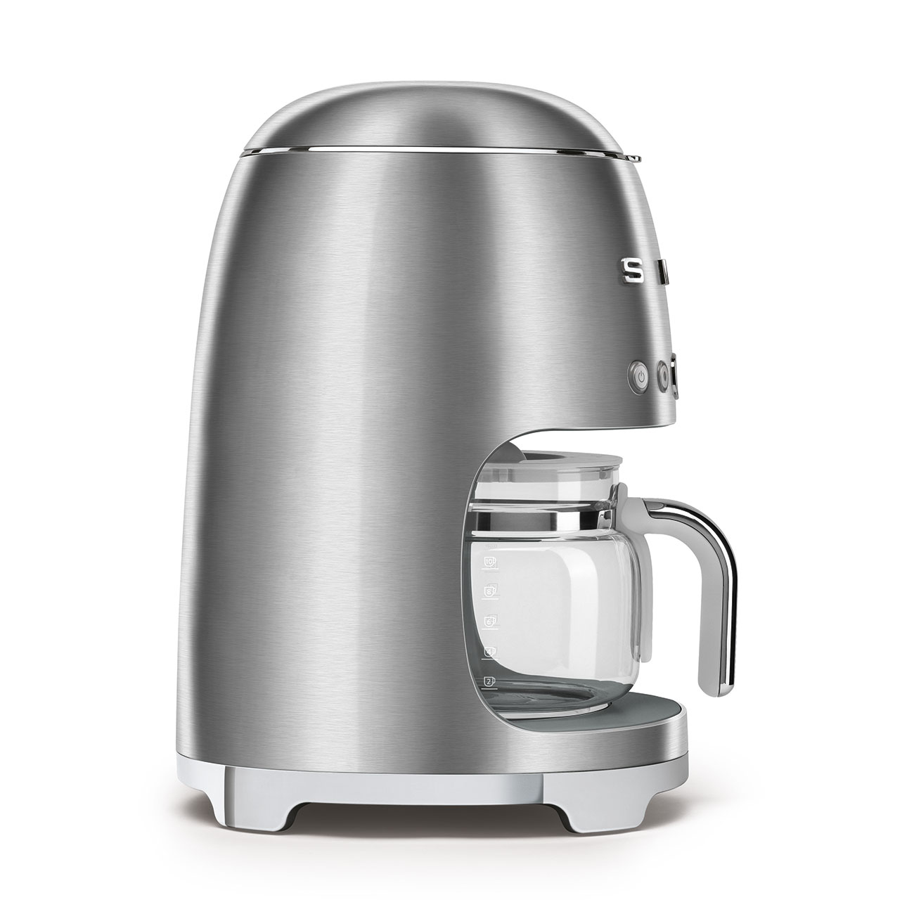 Eine silberne Smeg Kaffeemaschine mit Glaskaraffe auf weißem Hintergrund.
