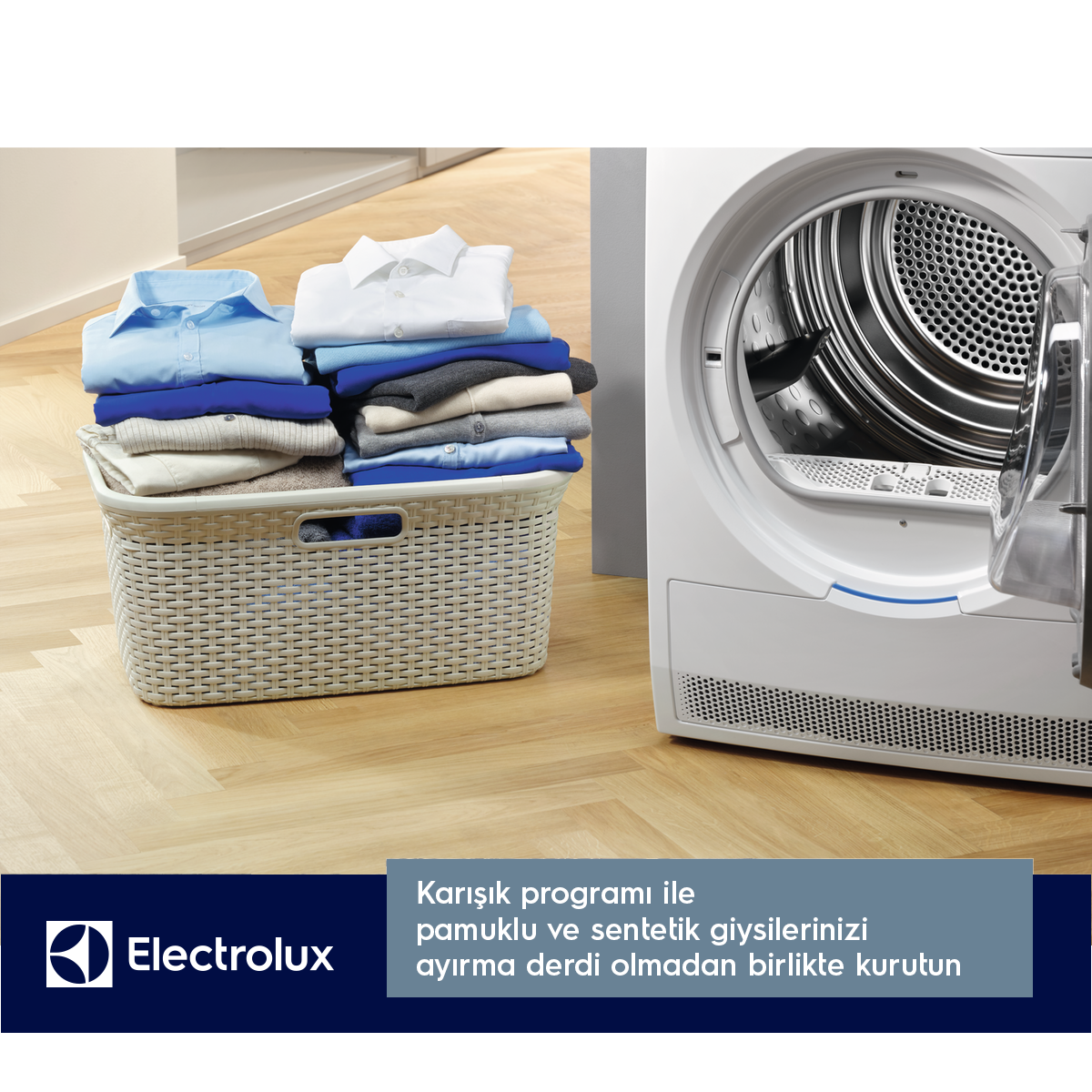 Katlanmış giysilerle dolu bir çamaşır sepeti, bir Electrolux kurutma makinesinin yanında. Türkçe metin: Karışık programı ile...