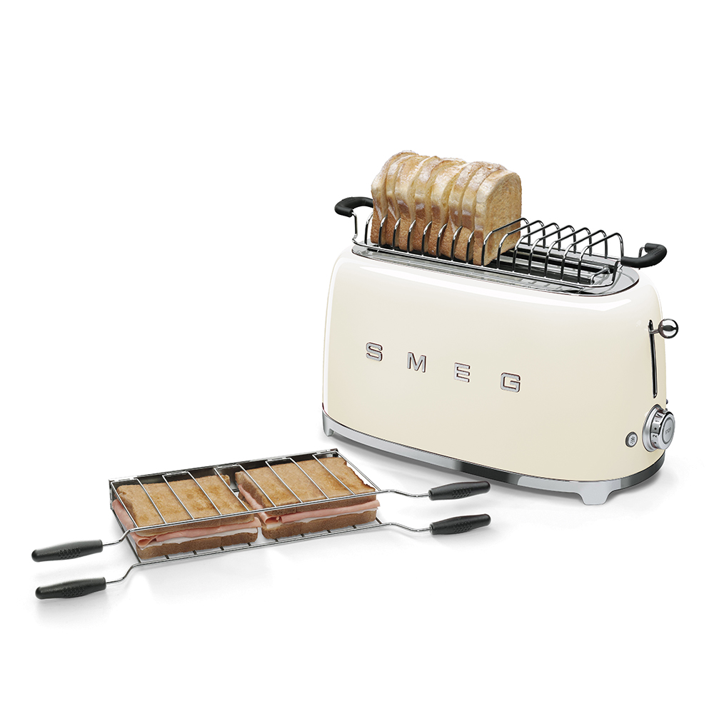 Cremefarbener Smeg-Toaster mit zwei Brotscheiben und einem Sandwichrost mit zwei Hälften.