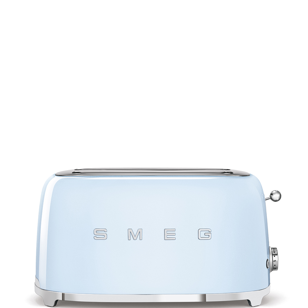 Ein hellblauer SMEG-Toaster mit Chromakzenten. Der Toaster steht vor weißem Hintergrund.