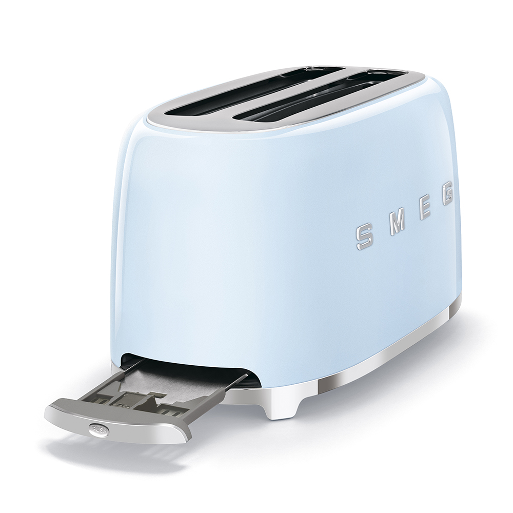 Ein hellblauer Smeg-Toaster mit silbernen Akzenten. Die Krümelschublade ist herausgezogen. Der Toaster hat zwei Schlitze oben.
