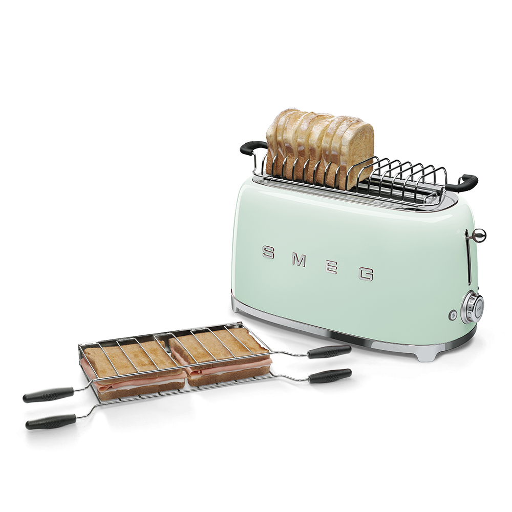Ein mintgrüner Toaster mit Brot- und Sandwichhalter. Brotscheiben befinden sich im Toaster. Zwei Sandwiches sind auf dem Halter.