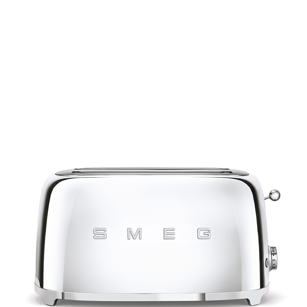 Ein glänzender Chrom-Smeg-Toaster vor weißem Hintergrund. Der Toaster hat Schlitze, einen Hebel und ein Rad mit Einstellungen. Der Markenname ist sichtbar.