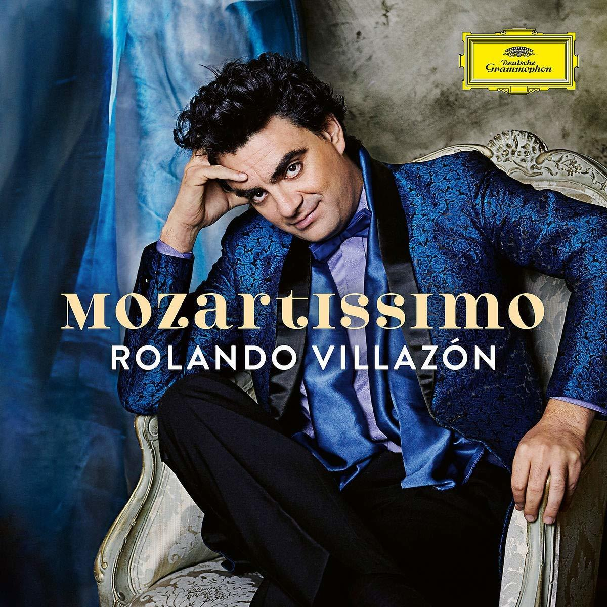 Couverture d'album de Rolando Villazón, assis, portant une veste bleue à motifs.