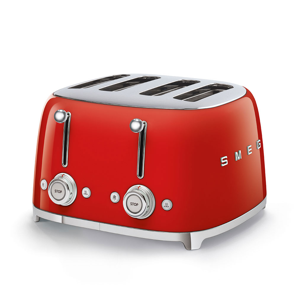 Roter Toaster mit vier Schlitzen. Chromakzente und Bedienknöpfe.
