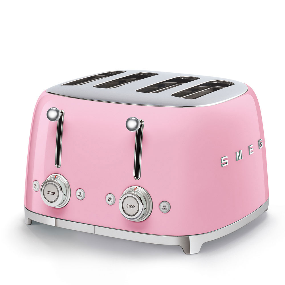 Ein rosa SMEG-Toaster mit vier Schlitzen. Er hat silberne Akzente, zwei Drehknöpfe und eine Stopptaste. Der Hintergrund ist weiß.