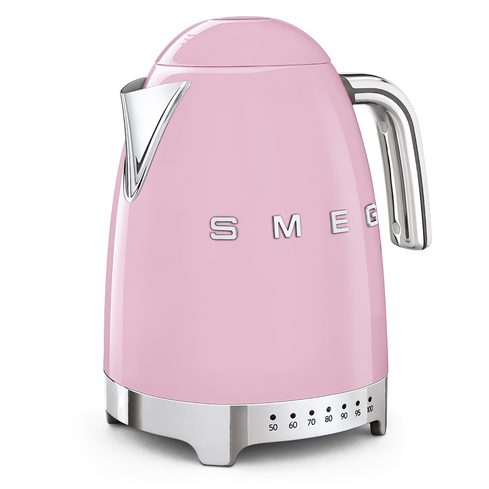 Ein rosa Smeg Wasserkocher mit silbernem Griff und Boden. Er hat eine Temperaturanzeige und das Smeg-Logo auf der Vorderseite.