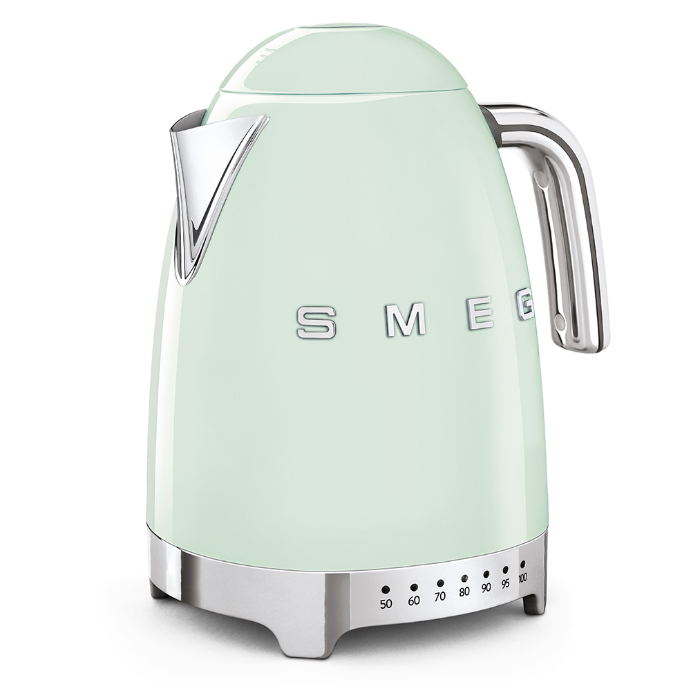 Ein hellgrüner SMEG-Wasserkocher mit silbernem Griff und Sockel. Er hat Temperaturanzeigen und das SMEG-Logo.