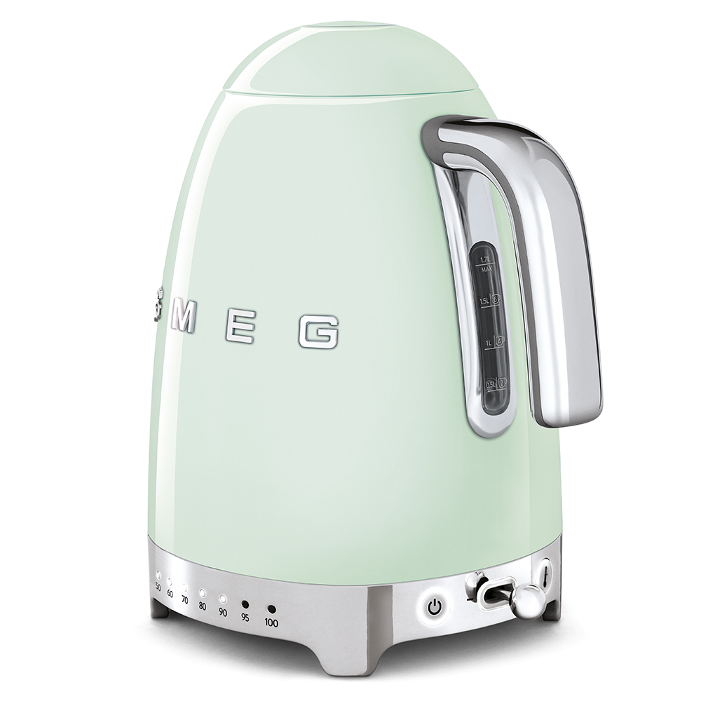 Ein hellgrüner Smeg-Wasserkocher. Er hat einen silbernen Griff und Boden. Der Wasserkocher hat eine Wasserstandsanzeige und Temperaturregelung.