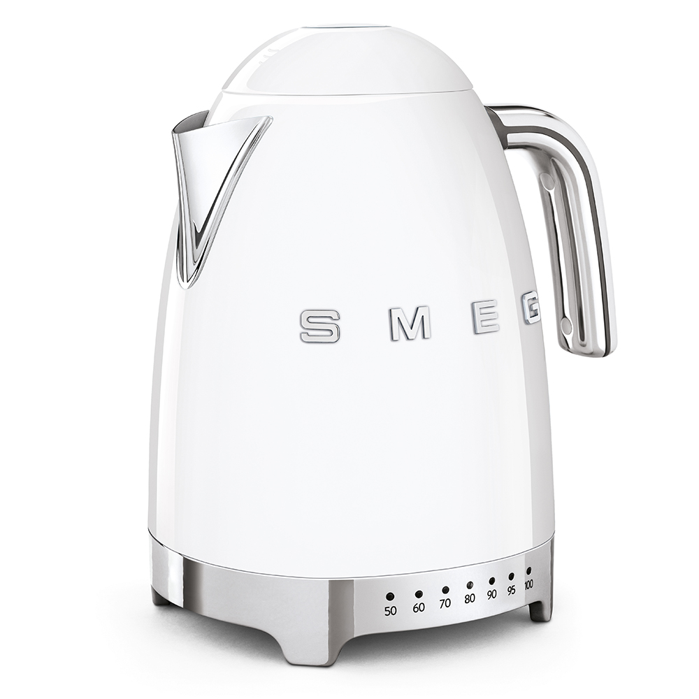 Weißer SMEG-Wasserkocher mit silbernem Griff und Boden. Temperaturmarkierungen unter dem Griff sichtbar.