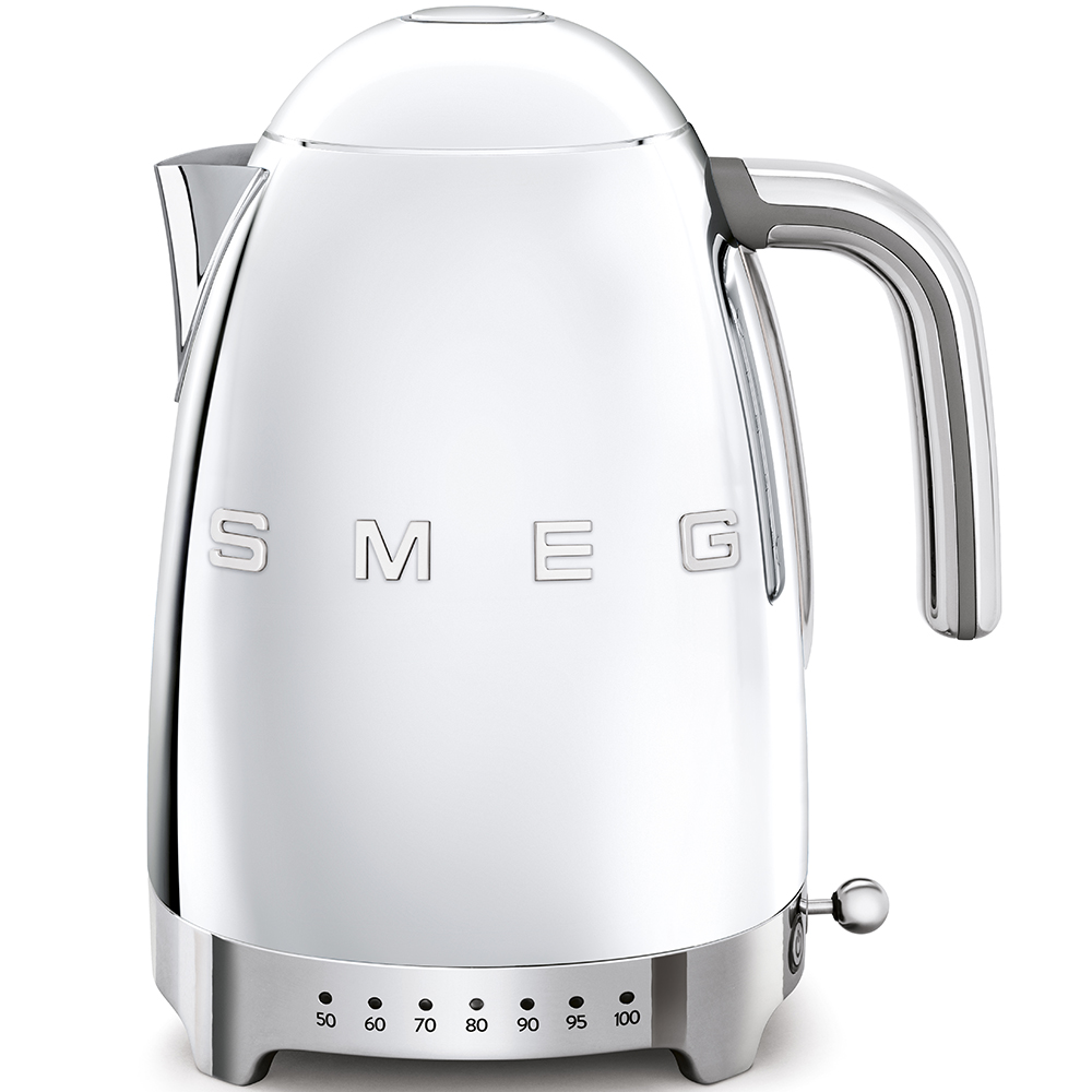 Ein glänzender, weißer Smeg-Wasserkocher. Er hat einen gebogenen Griff, einen Ausguss und eine Temperaturanzeige. Der Markenname ist zu sehen.