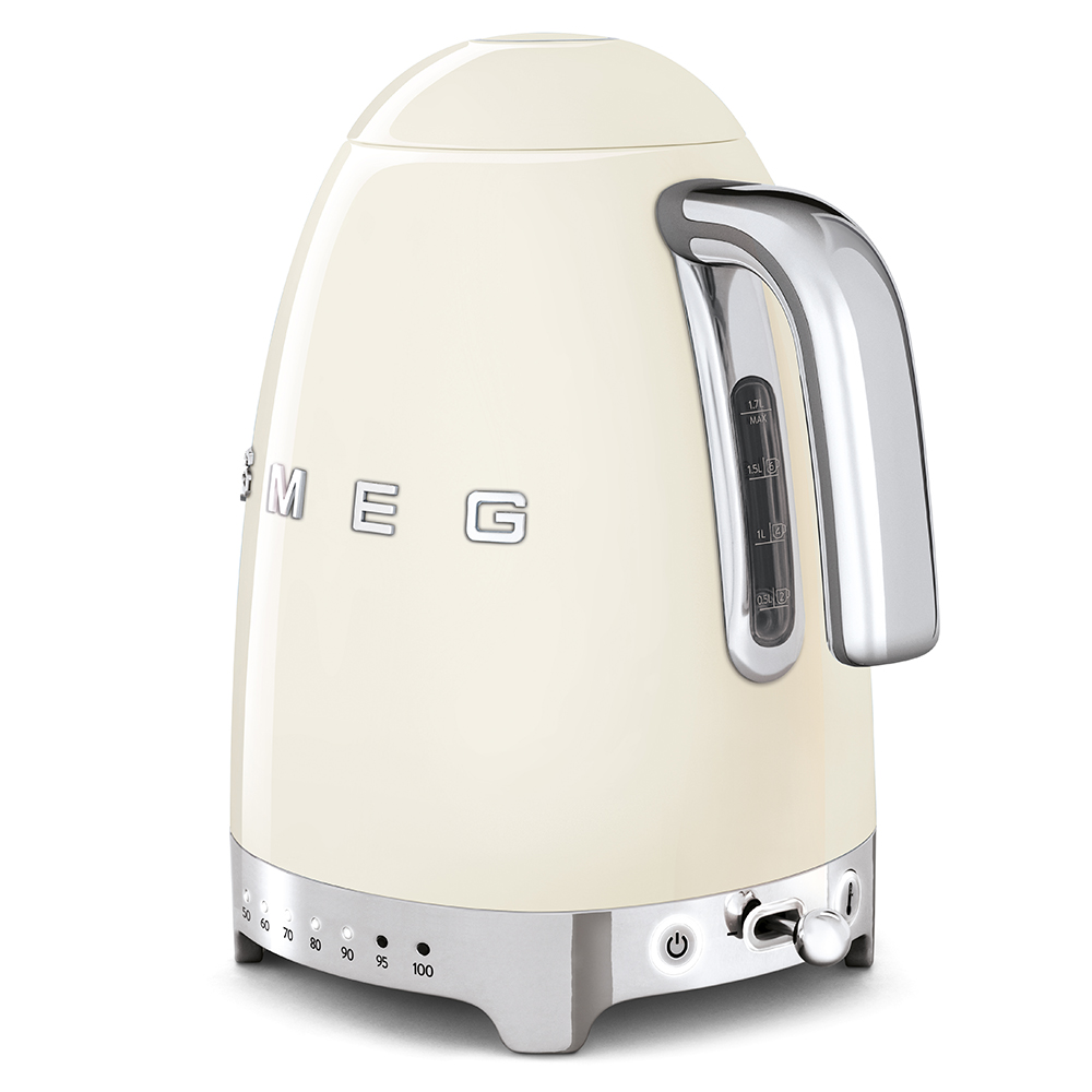 Cremefarbener Wasserkocher mit Chromakzenten. SMEG-Logo und Wasserstandsanzeige.