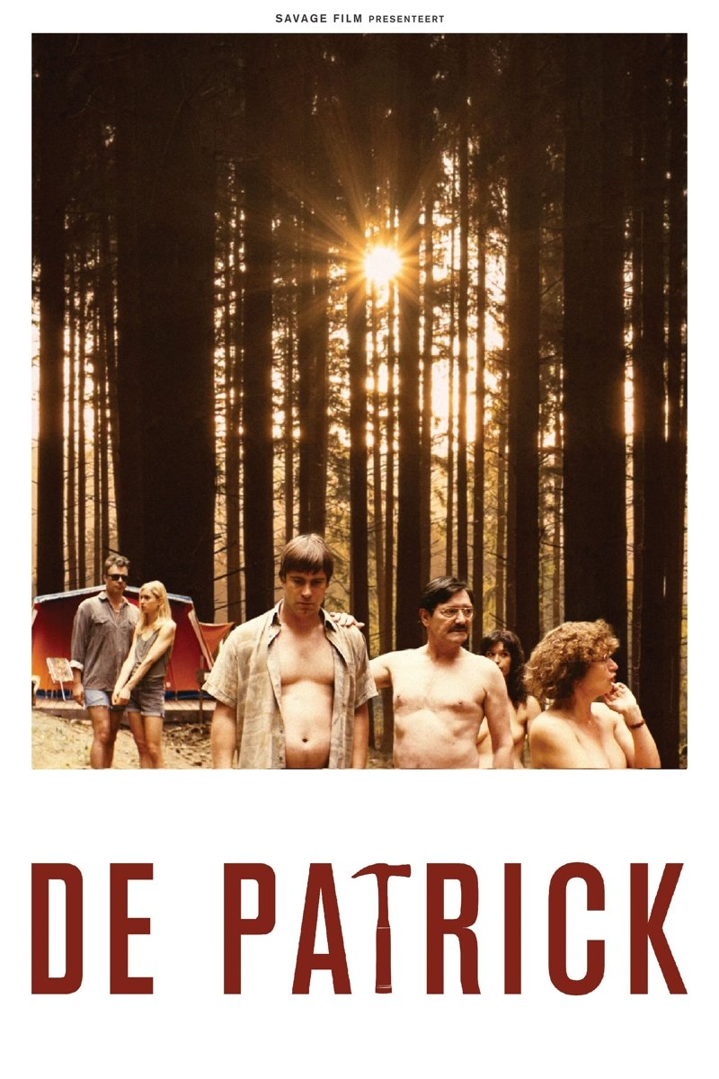 Filmposter met bosscène, mannen zonder shirt en de tekst 'DE PATRICK'.