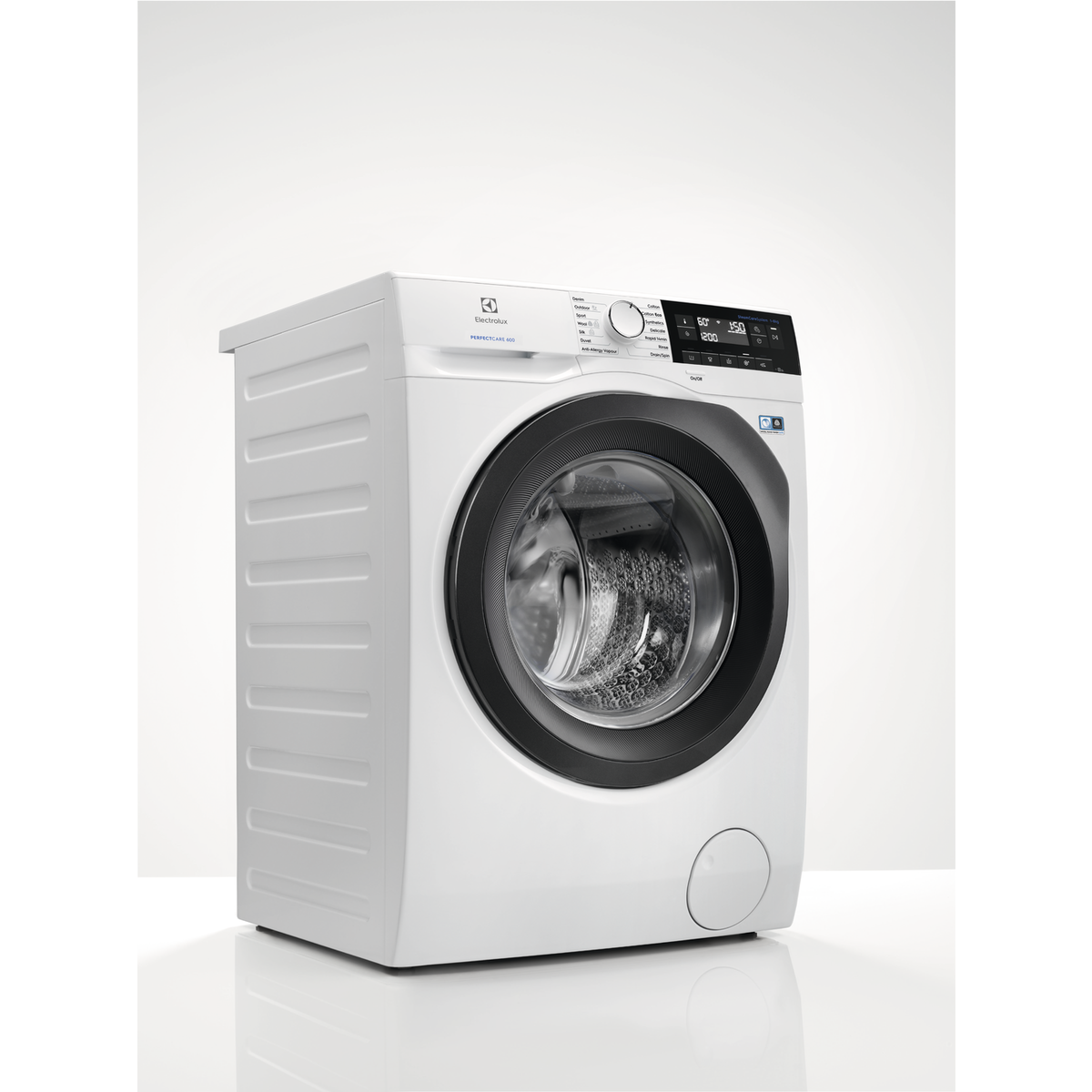 Siyah kapı ve kontrol paneli ile beyaz bir Electrolux çamaşır makinesi, önden görünüm.