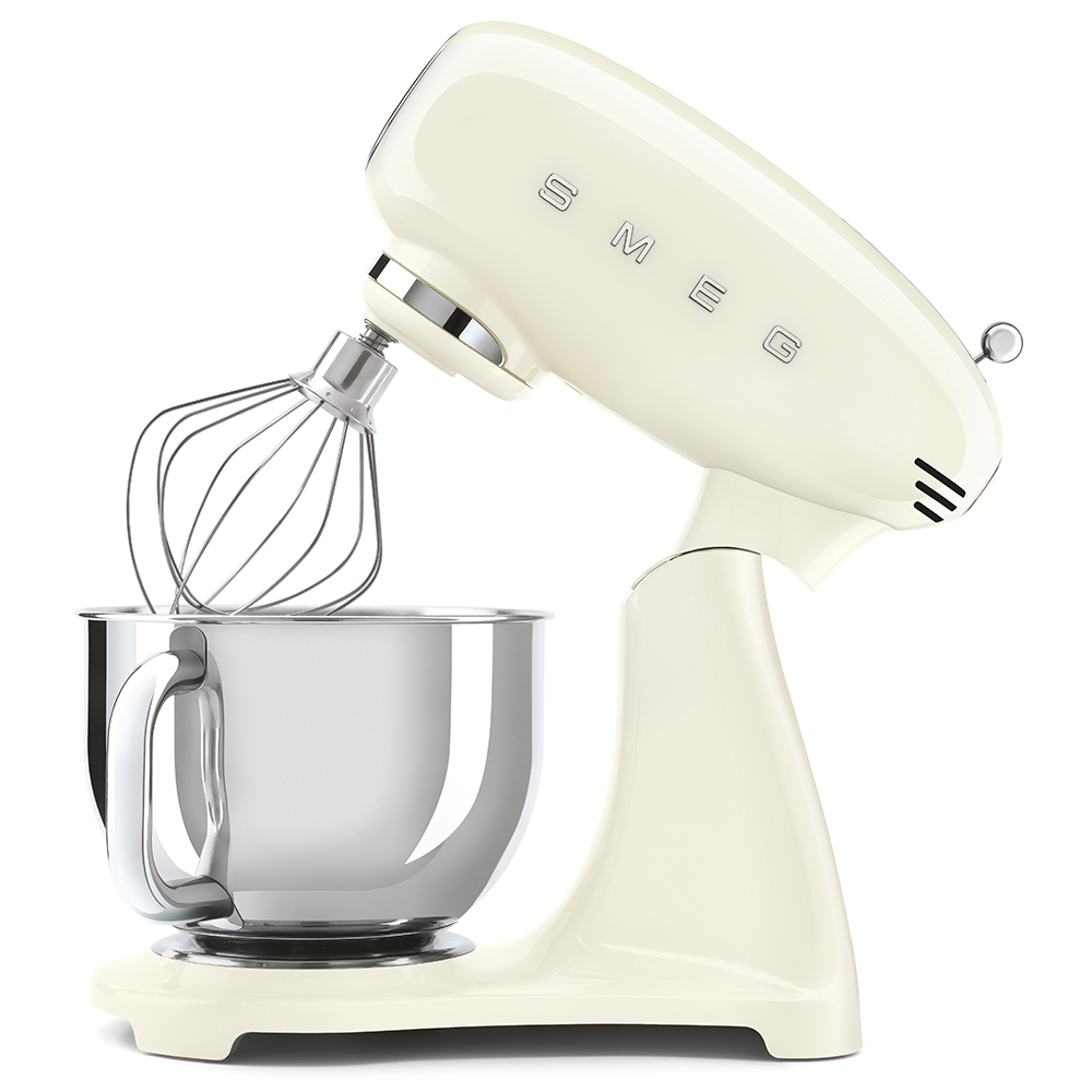 Cremefarbener SMEG-Küchenmixer mit silberner Schüssel und Schneebesen.