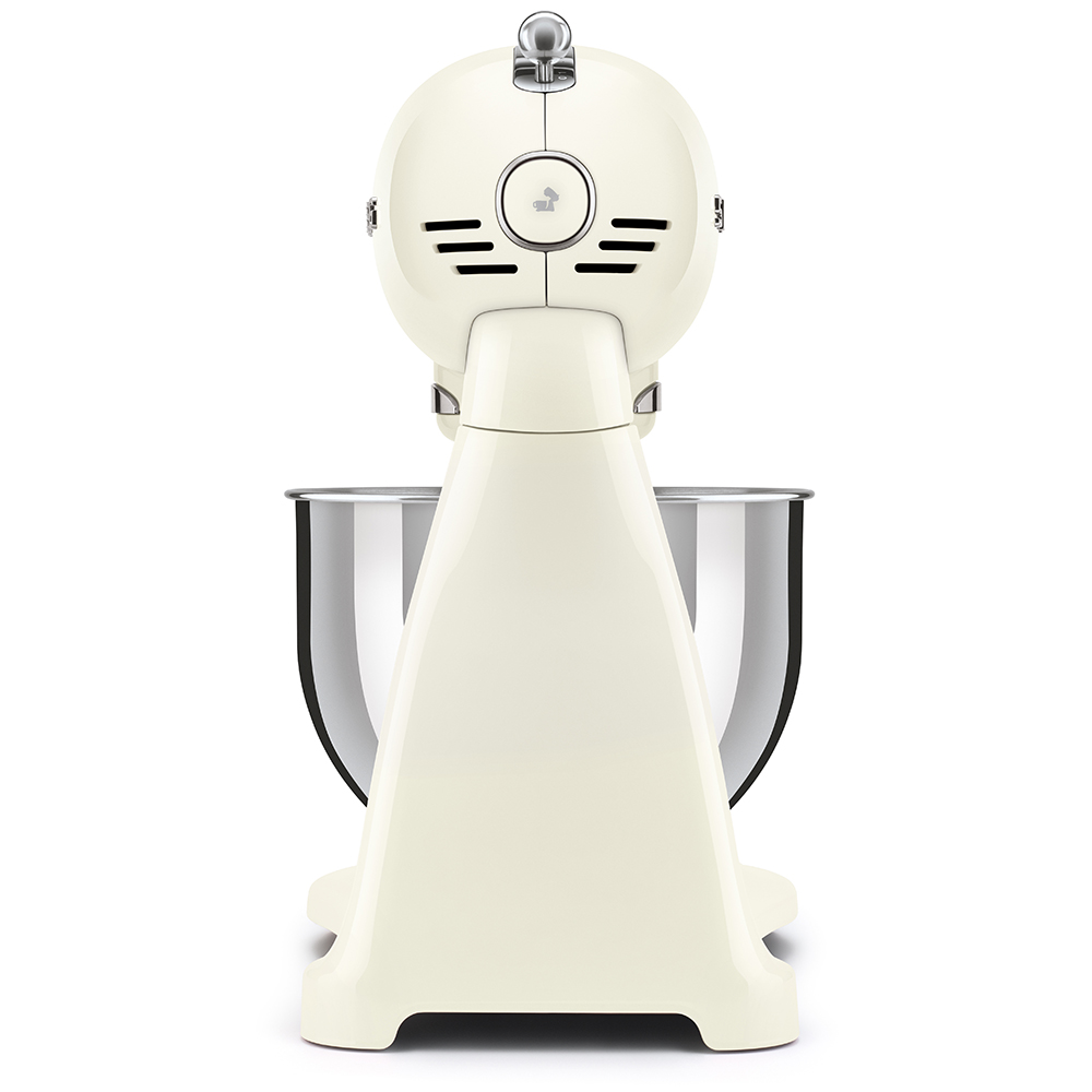 Ein cremefarbener Küchenmixer von hinten gesehen, mit einer Edelstahlschüssel.
