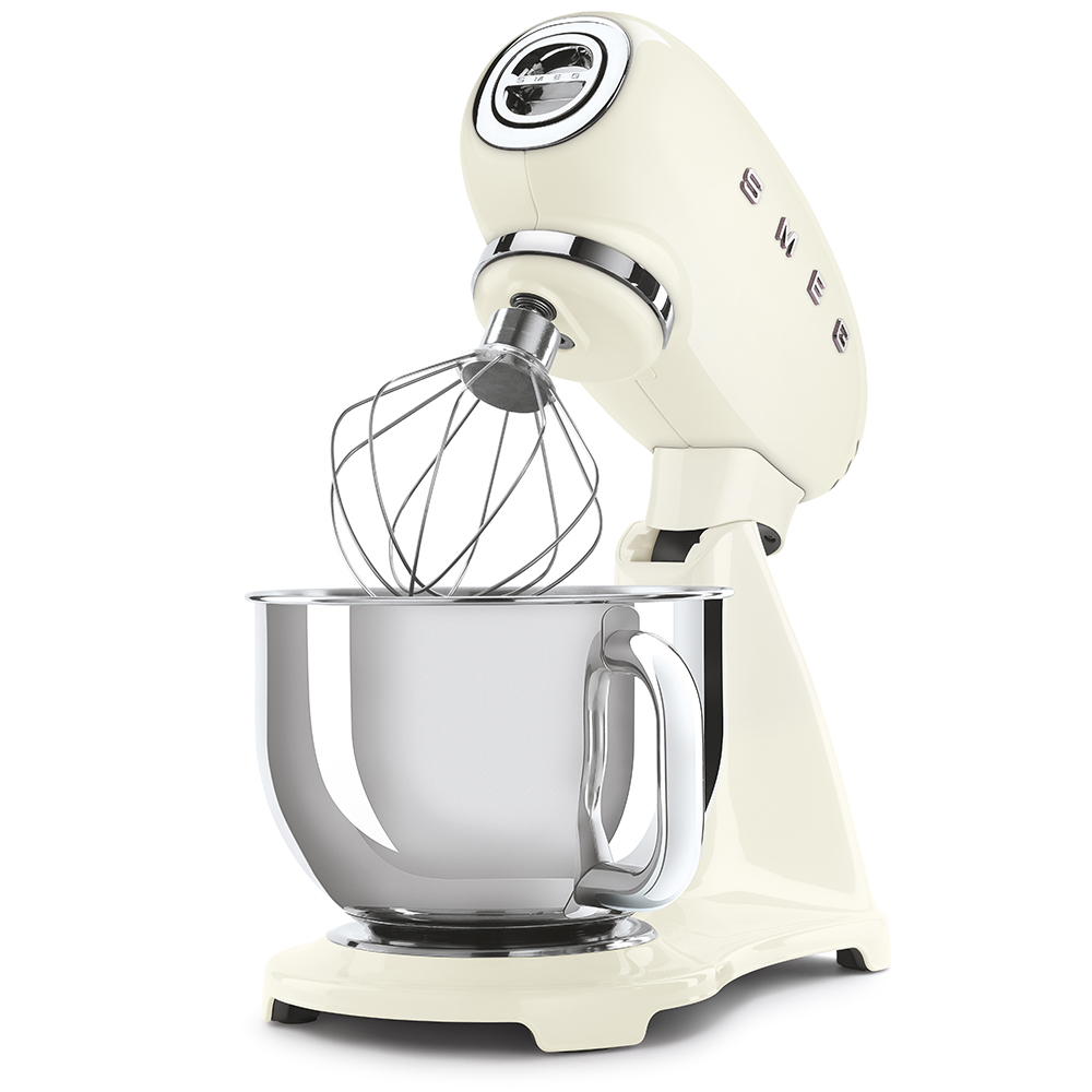 Cremefarbener SMEG-Küchenmixer mit silberner Schüssel und Schneebesen.