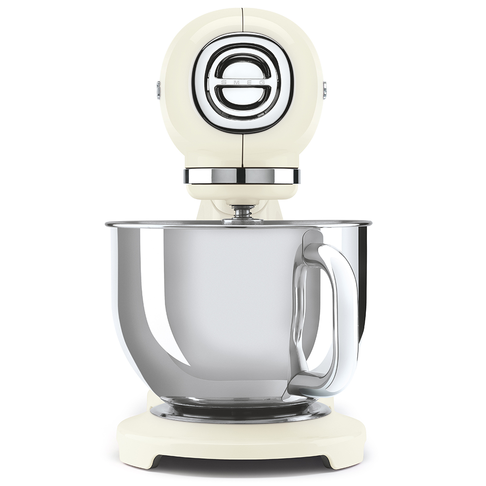 Cremefarbener Smeg-Küchenmixer mit Edelstahlschüssel. Die Maschine steht auf einer weißen Oberfläche.