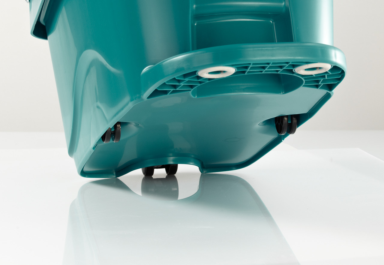 Un seau à serpillère Leifheit vert et blanc avec des roues, d'en bas.