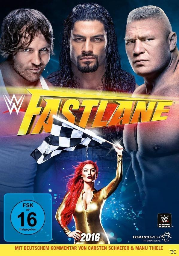 WWE Fastlane-Poster. Wrestler und eine Frau mit einer karierten Flagge.