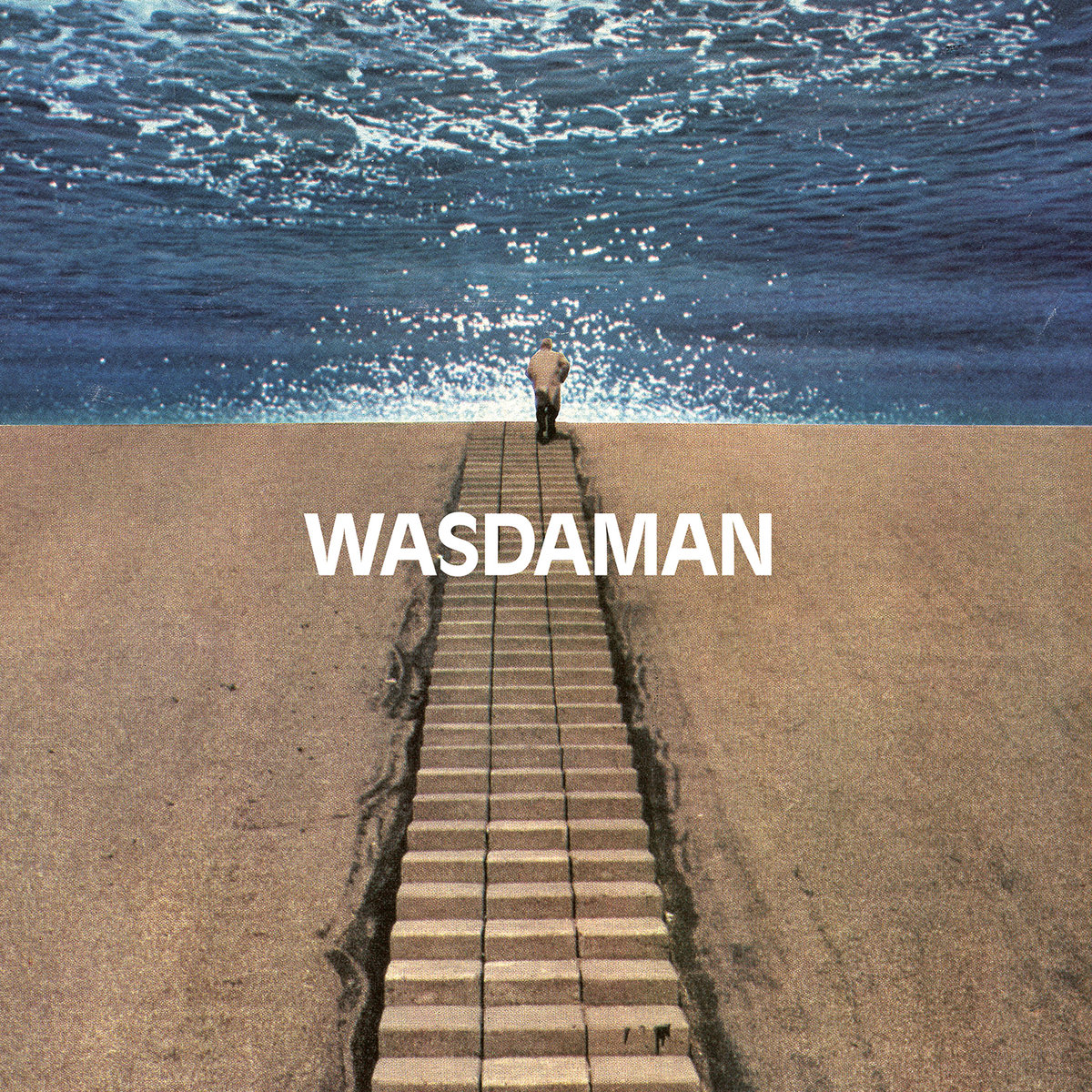 Pochette d'album avec un homme marchant vers la mer, un escalier et le texte 'WASDAMAN'.