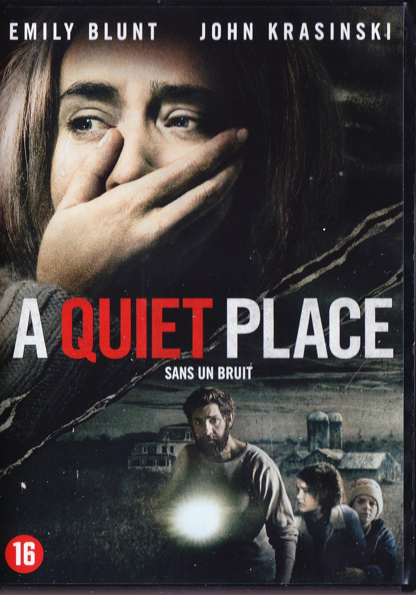 Filmposter voor 'A Quiet Place'. Vrouw bedekt mond, anderen in een veld. Horrorfilm.