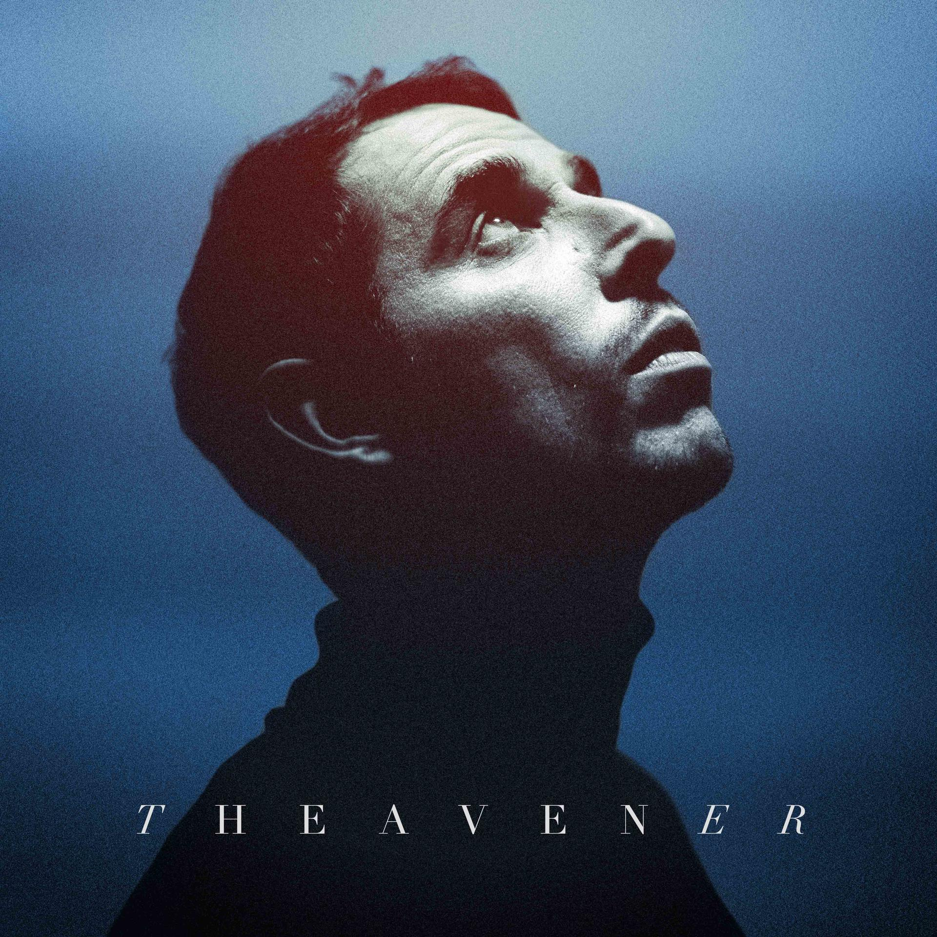 Homme regardant vers le haut, silhouette sombre sur fond bleu. Texte : The Heavener.