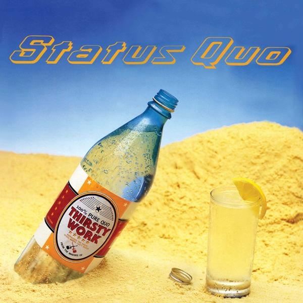 Albumhoes met een fles water en een glas limonade. 'Status Quo' staat bovenaan.