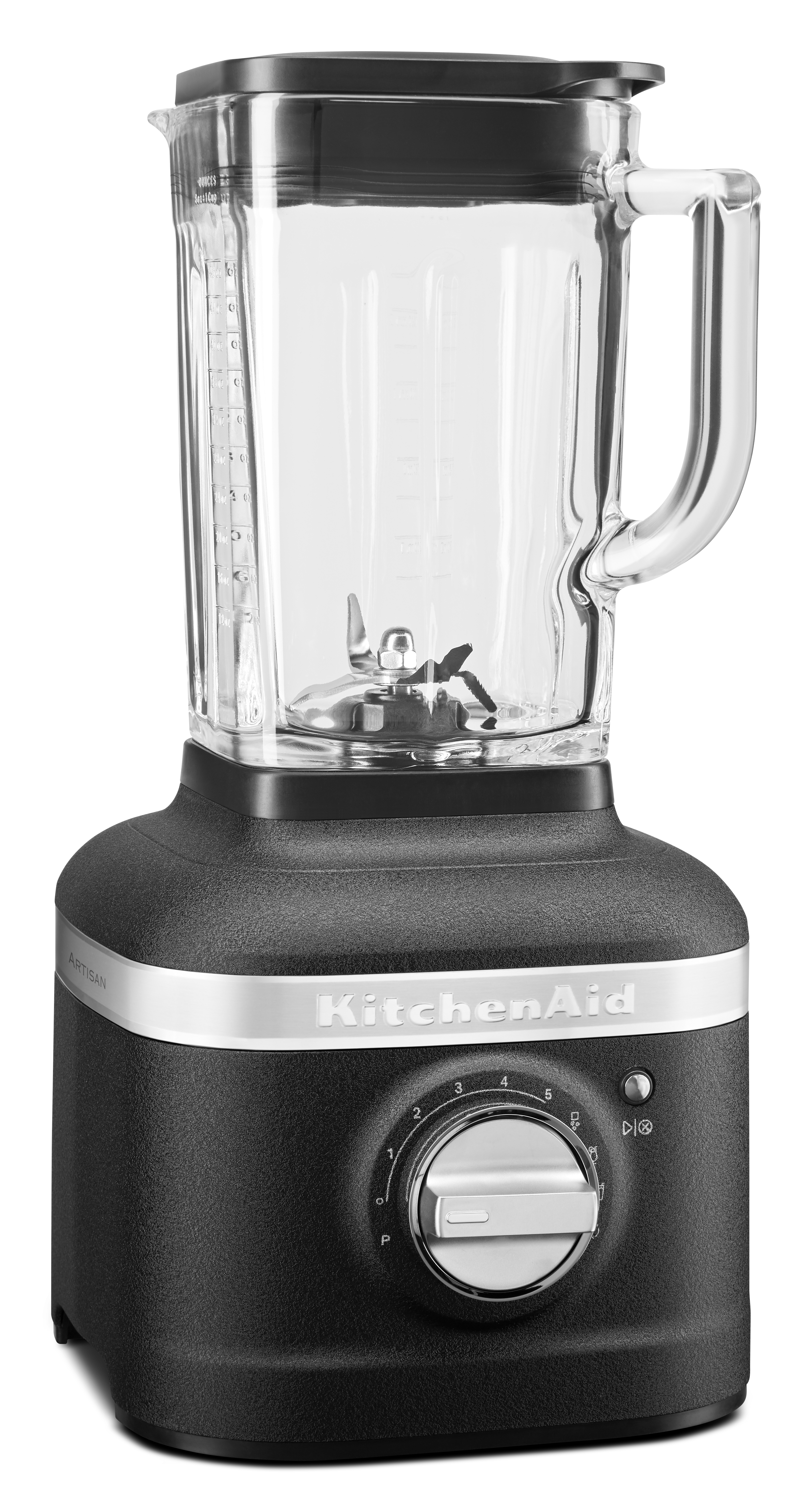 Ein schwarzer KitchenAid-Mixer. Er hat einen Glaskrug mit schwarzem Deckel, einen Drehregler und ein silbernes KitchenAid-Logo.