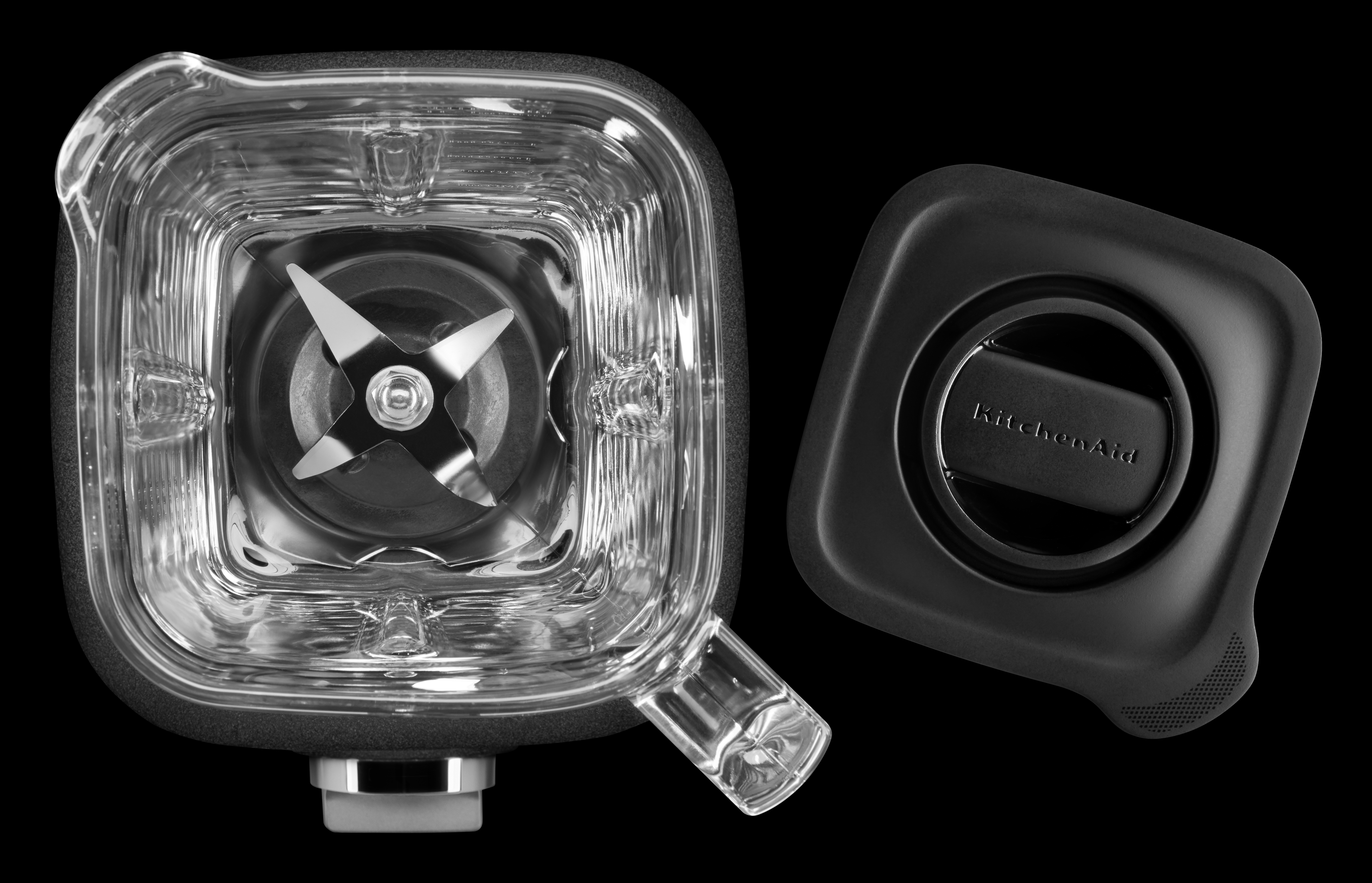 Draufsicht auf einen KitchenAid-Blender. Der Behälter ist transparent und der Deckel schwarz.