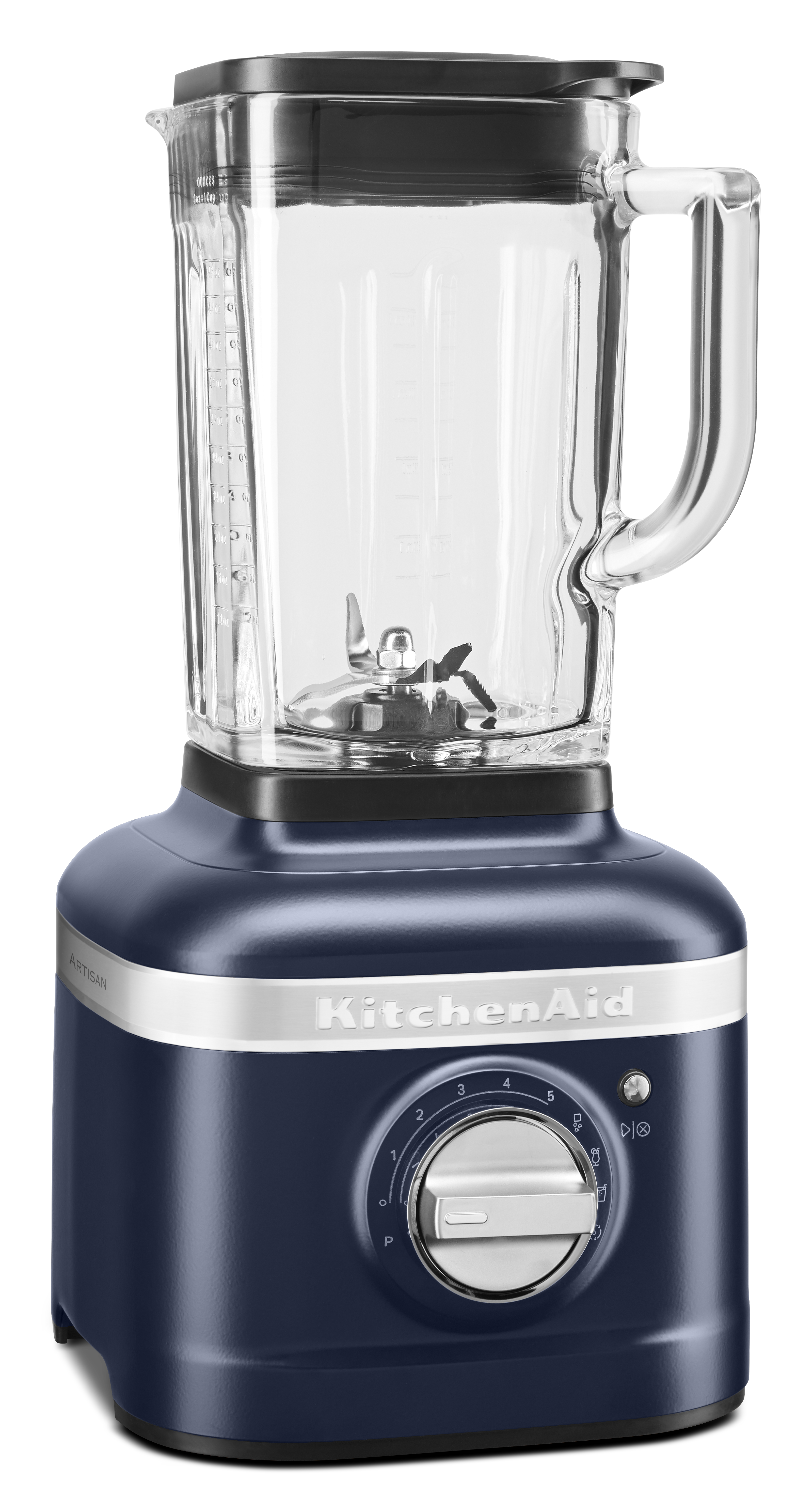 Ein blauer KitchenAid-Blender, Glaskaraffe mit Griff, schwarzem Deckel und Edelstahlklingen. Der Hintergrund ist schwarz.
