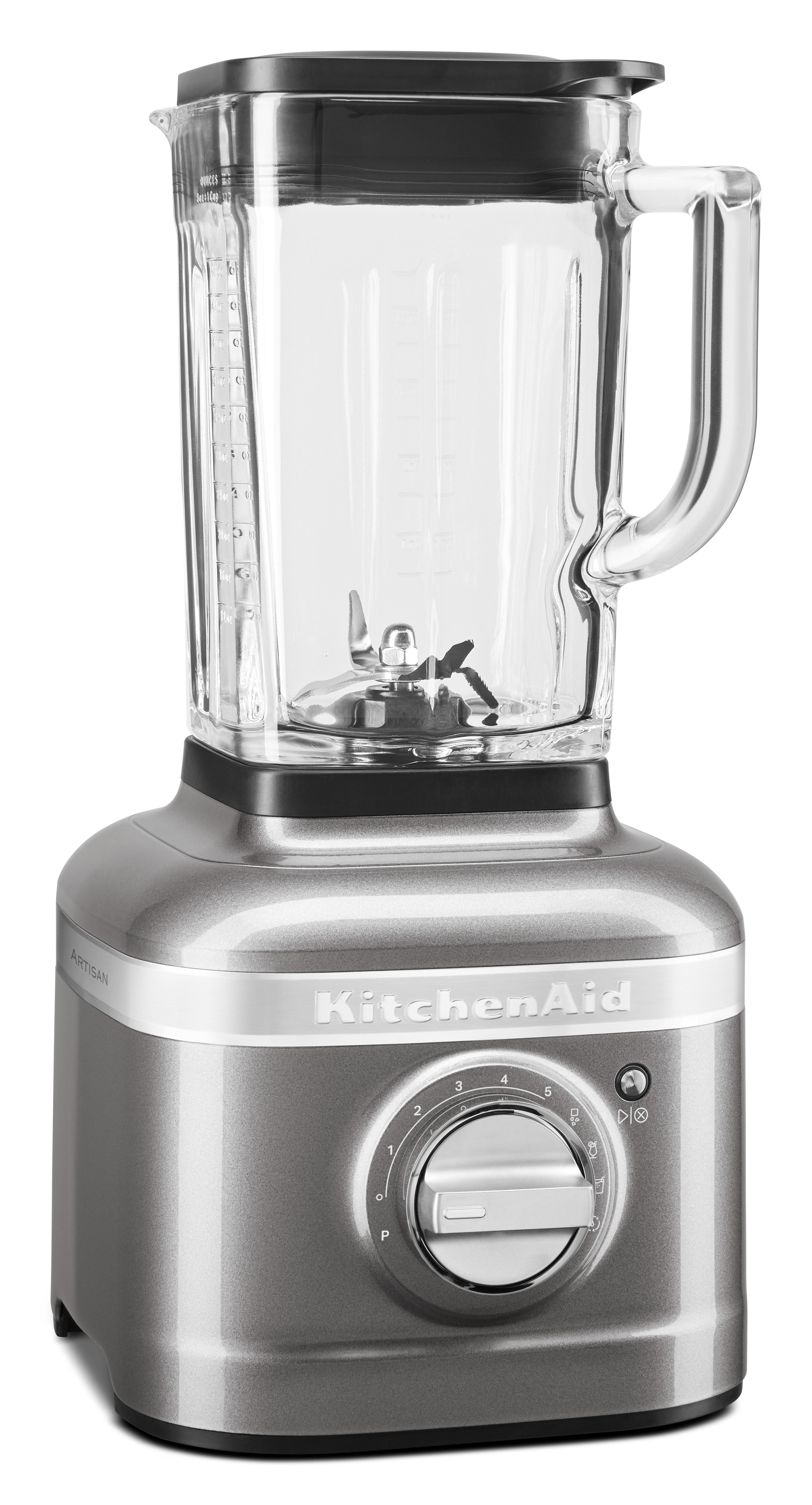 Ein silberner KitchenAid-Mixer. Er hat einen Glasbehälter mit schwarzem Deckel. Der Sockel hat einen Drehregler.