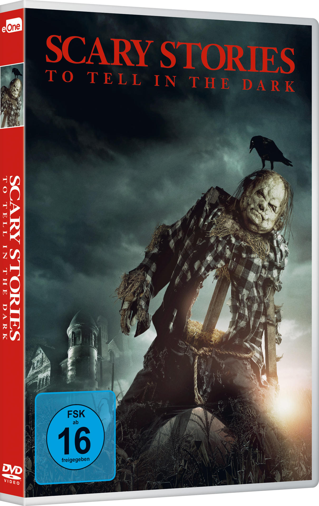 DVD-Cover für 'Scary Stories to Tell in the Dark'. Eine Vogelscheuche mit einem Raben auf dem Kopf. Dunkler Hintergrund.