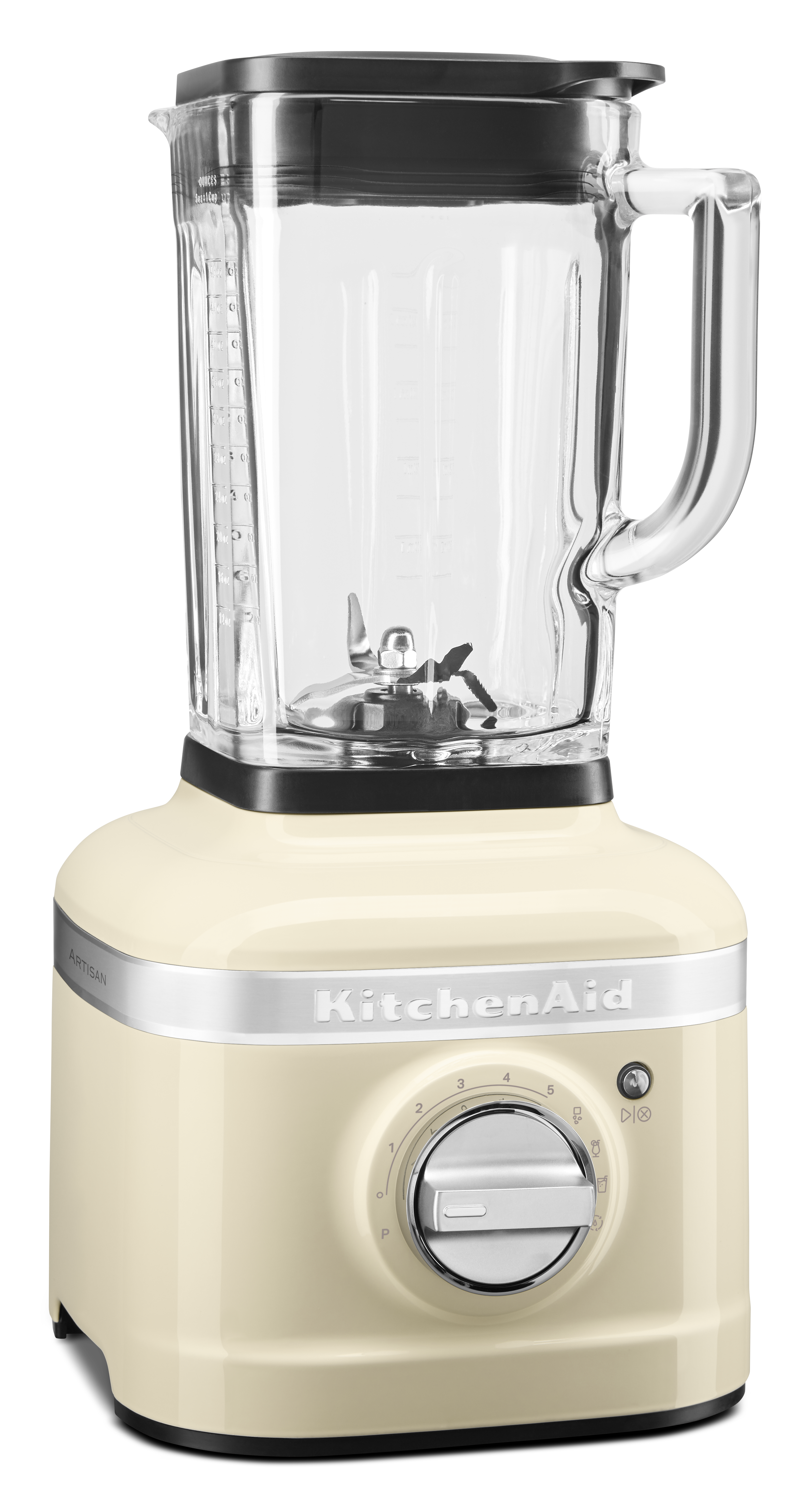 Cremefarbener KitchenAid-Mixer. Er hat einen Glaskrug, einen schwarzen Deckel und einen silbernen Sockel. Der Hintergrund ist schwarz.