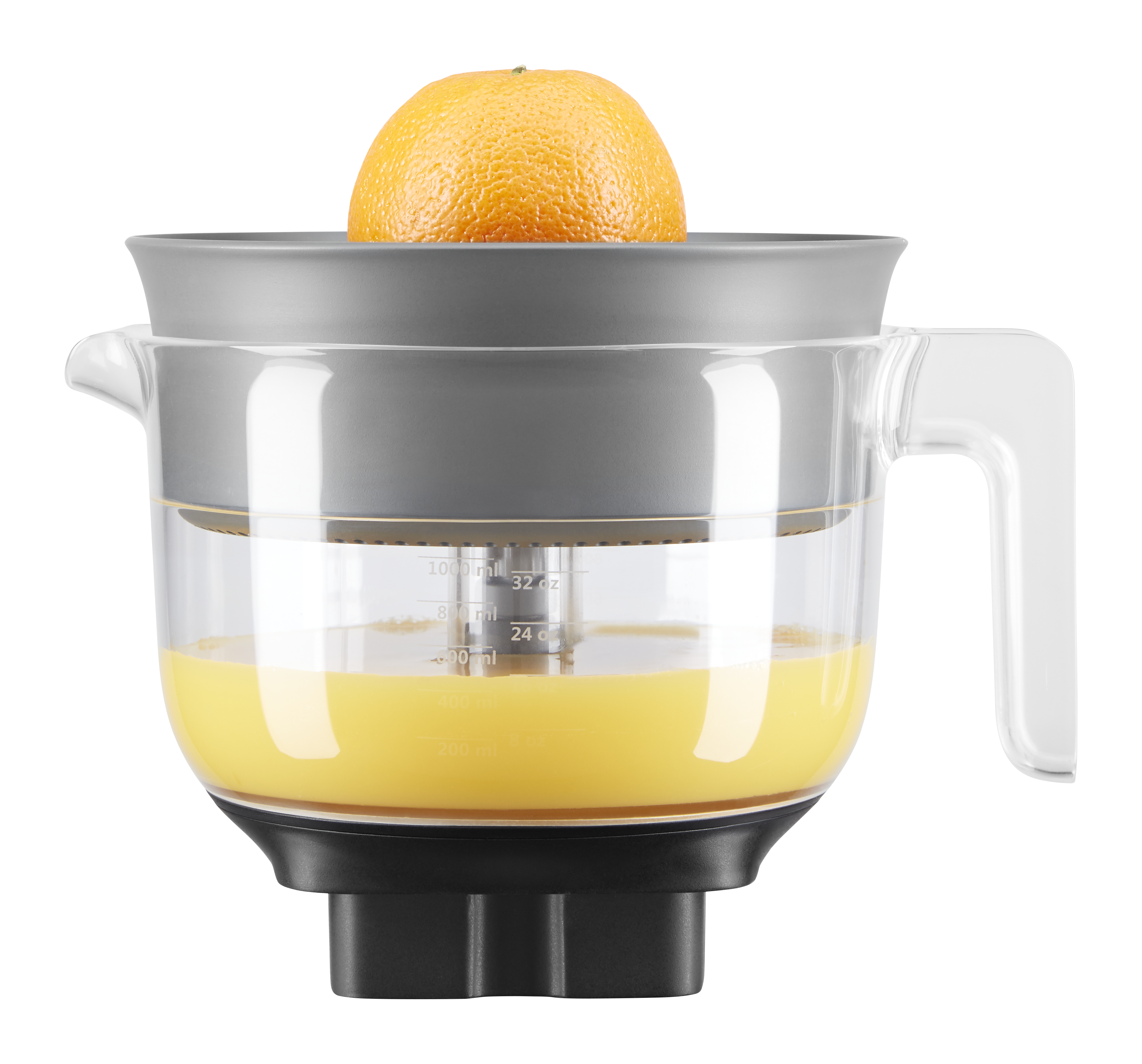 Orange in einer Saftpresse. Klares Glas mit Orangensaft und weißem Griff.