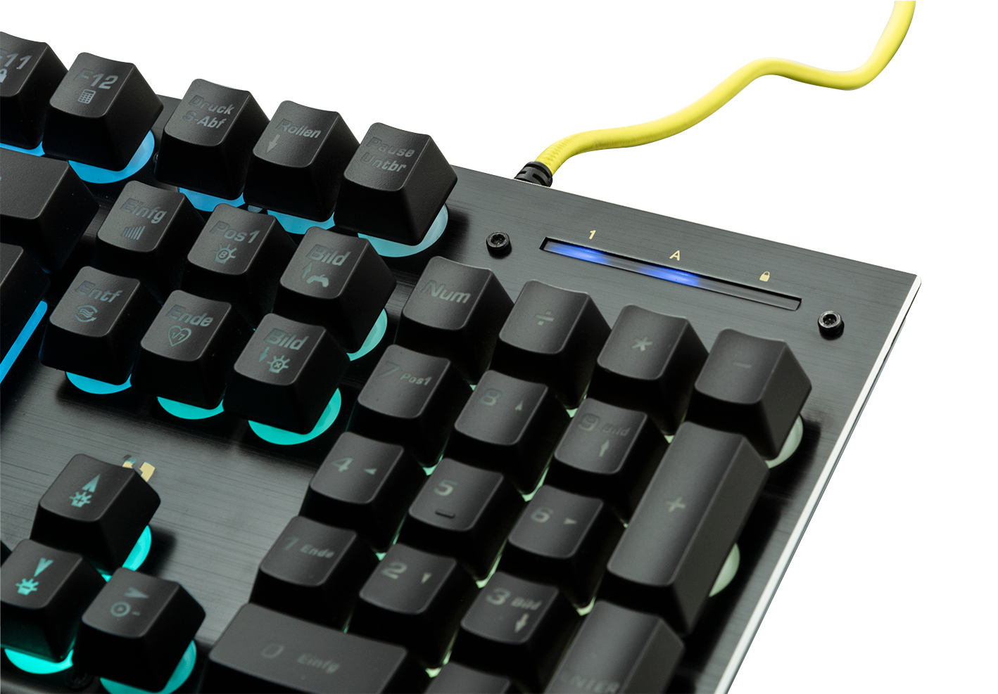 Nahaufnahme einer schwarzen mechanischen Tastatur mit blau und grün beleuchteten Tasten und gelbem Kabel.
