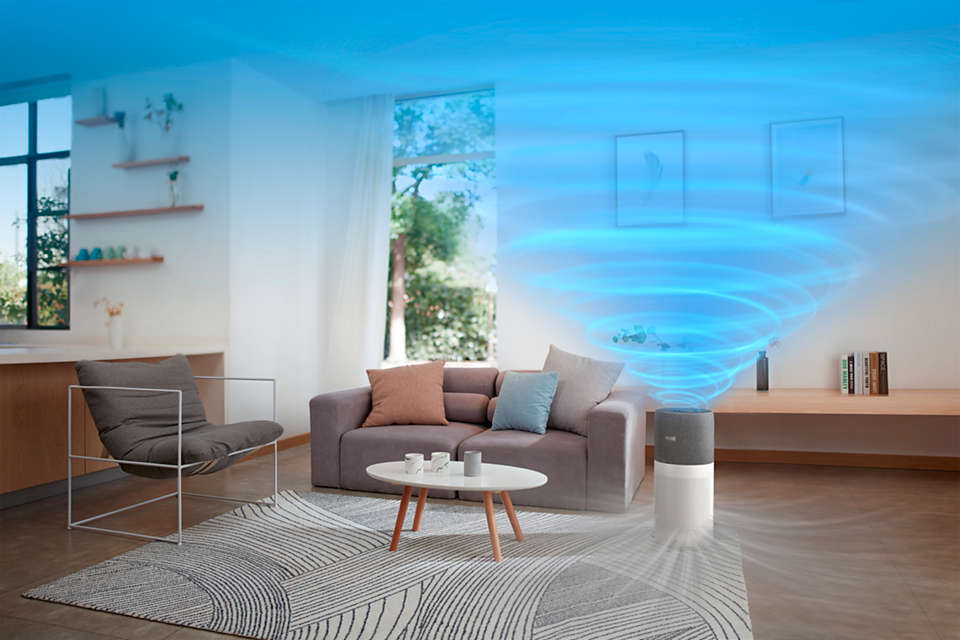 Ein Raum mit Sofa, Tisch und Luftreiniger mit blauem Wirbeleffekt.