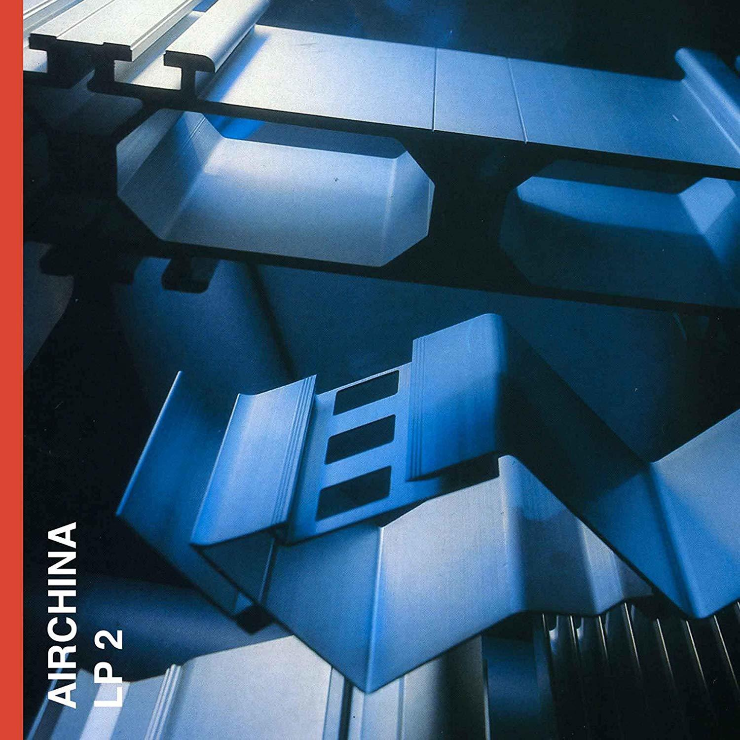 Abstraktes Bild von metallisch blauen Formen mit einem roten vertikalen Balken auf der linken Seite.