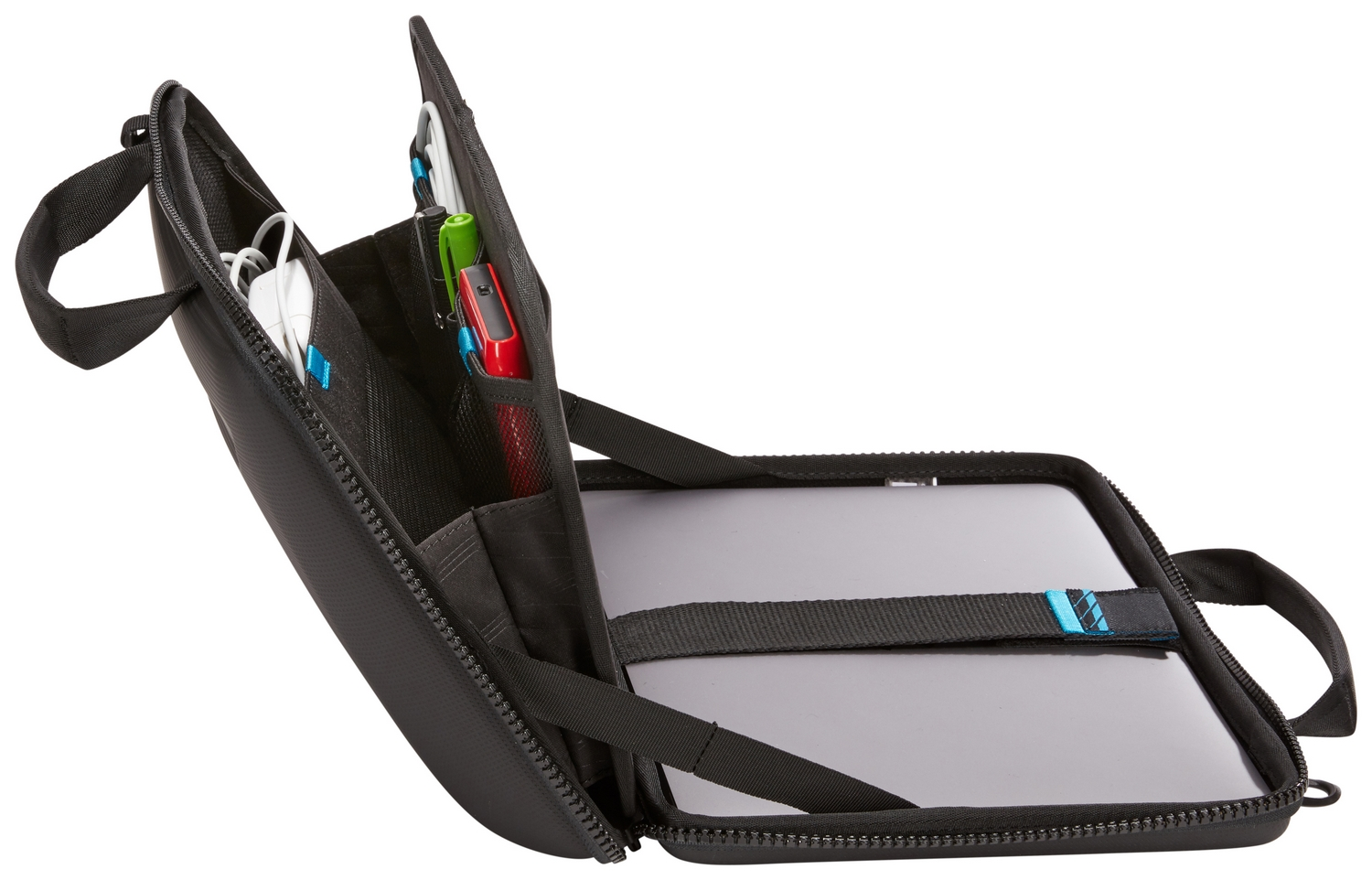 Funda negra para portátil, abierta. Contiene portátil, bolígrafos y cables. Con cremallera.