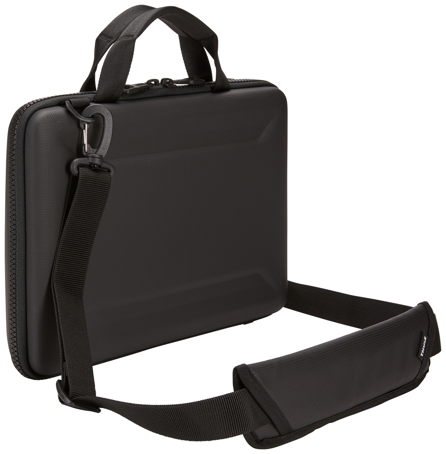 Funda para portátil Thule negra con correa para el hombro. Asa en la parte superior y logotipo Thule en la correa.