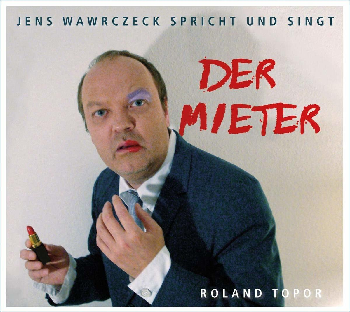 Ein Mann mit Make-up, der einen Lippenstift hält, die Worte 'Der Mieter' sind rot an der Wand geschrieben.