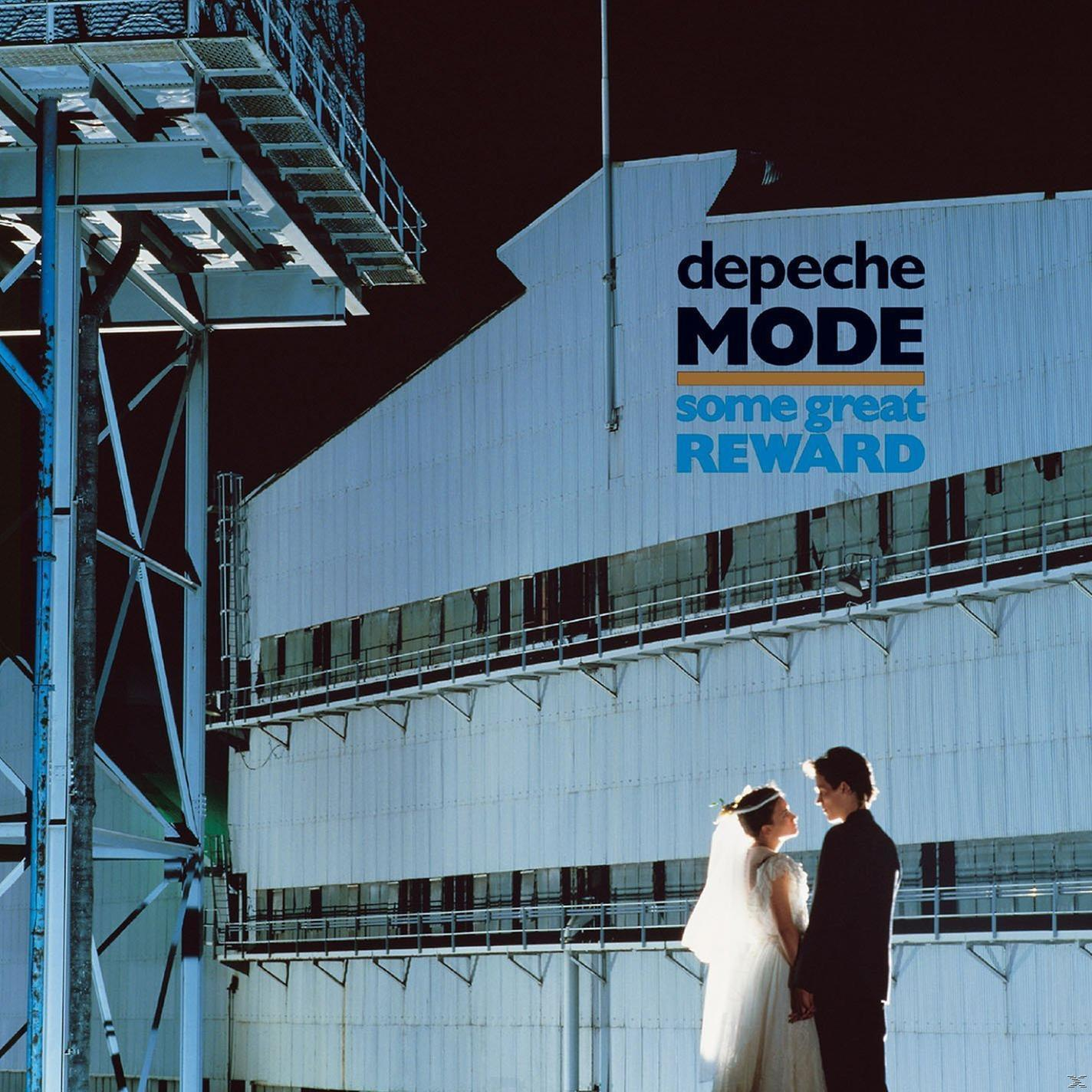 Ein Paar in Hochzeitskleidung steht vor einem Gebäude mit der Aufschrift 'Depeche Mode'.