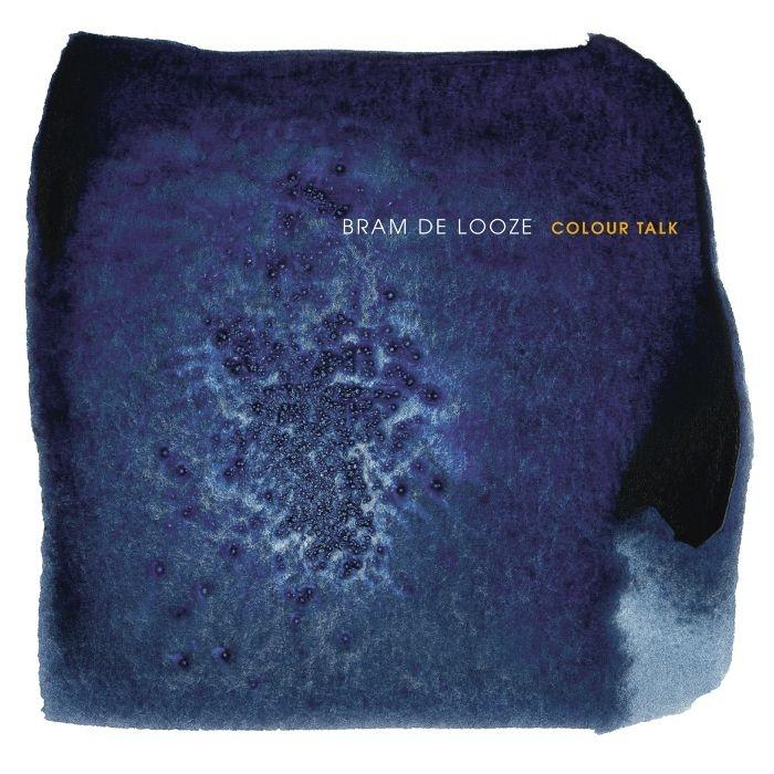 Pochette d'album avec une palette de couleurs bleues et violettes.