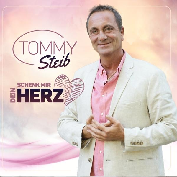 Albumcover für 'Schenk Mir Dein Herz' von Tommy Steib. Zeigt einen Mann mit pinkem Herzen und Text.