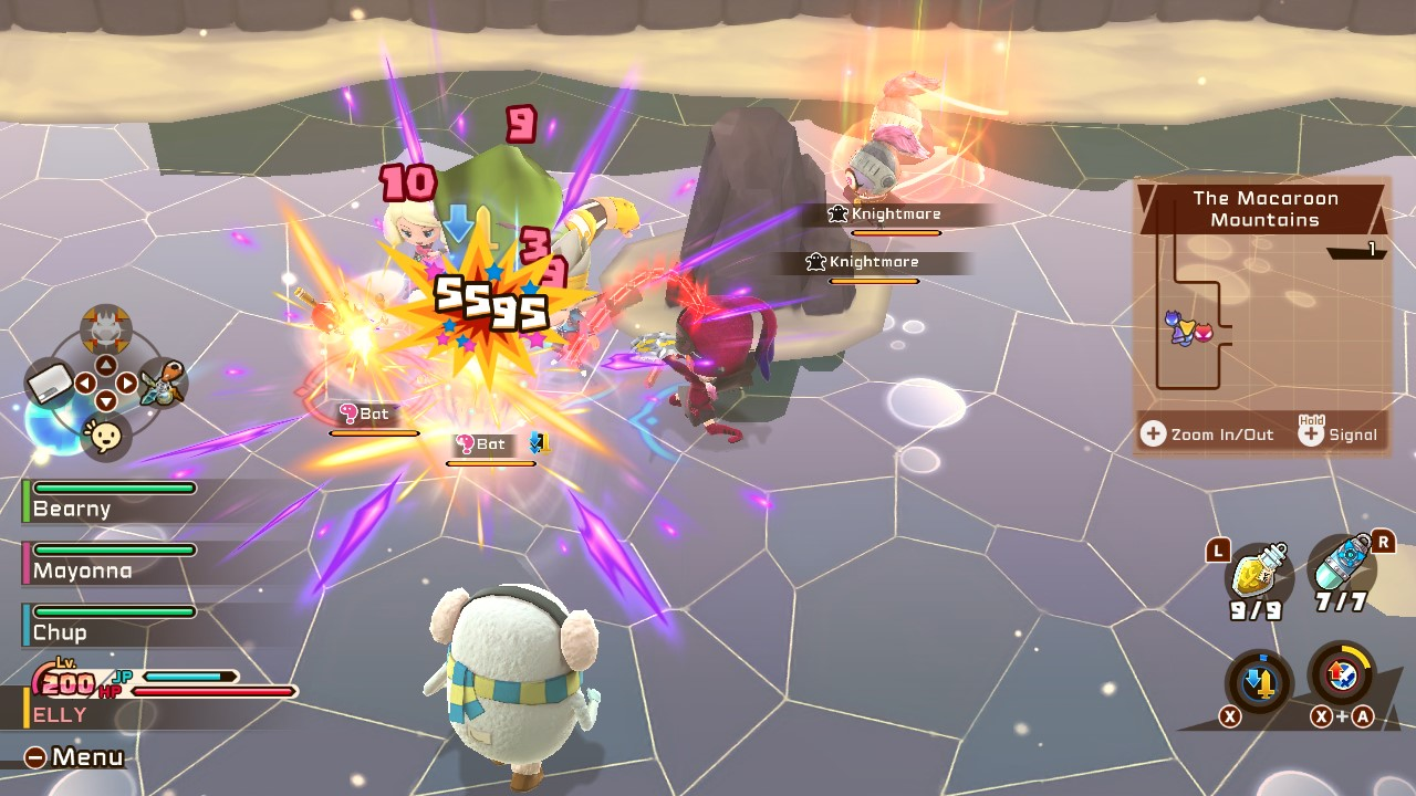 Een videogame-scène met vechtende personages. Explosies, energie-effecten en tekst-pop-ups benadrukken de actie. Rechts is een kaart.